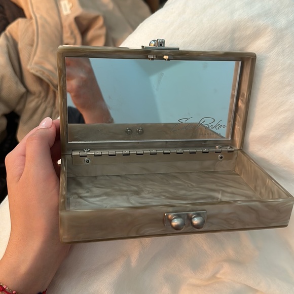 Clutch with internal mirror - Picture 3 of 4